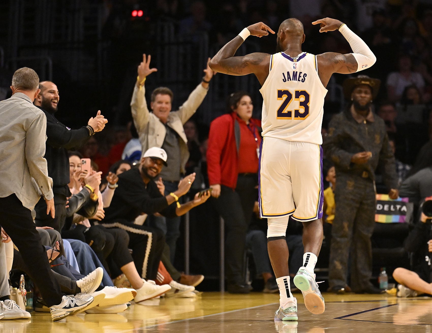 杰弗森:詹姆斯需要帮助需要休息 他不该在赛季刚开始承担这么多