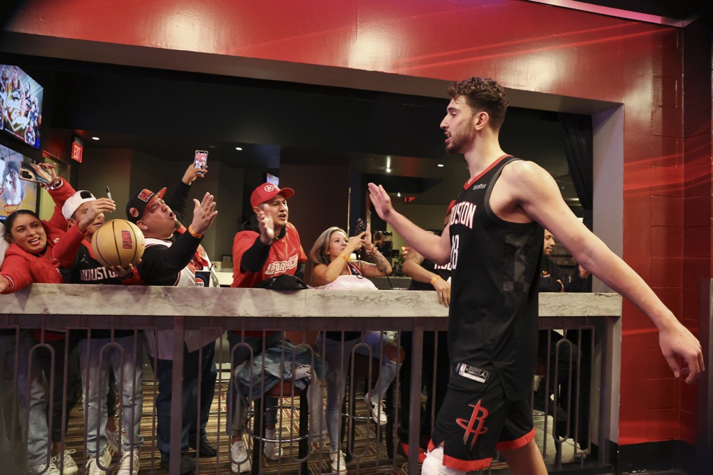 申京:教练说我练游泳能进奥运 但我觉得游泳太无聊了 篮球有意思